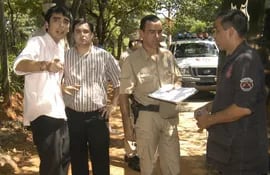 Miguel Villasanti y Joselino López son interrogados por policía, poco después del frustrado asalto.