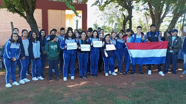 Estudiantes del Centro Educativo Departamental Municipal Dr. Celso Pedrozo, que se encuentra ubicado en Potrero Guazú de la ciudad de Itauguá piden la contratación de docentes para dar clases.