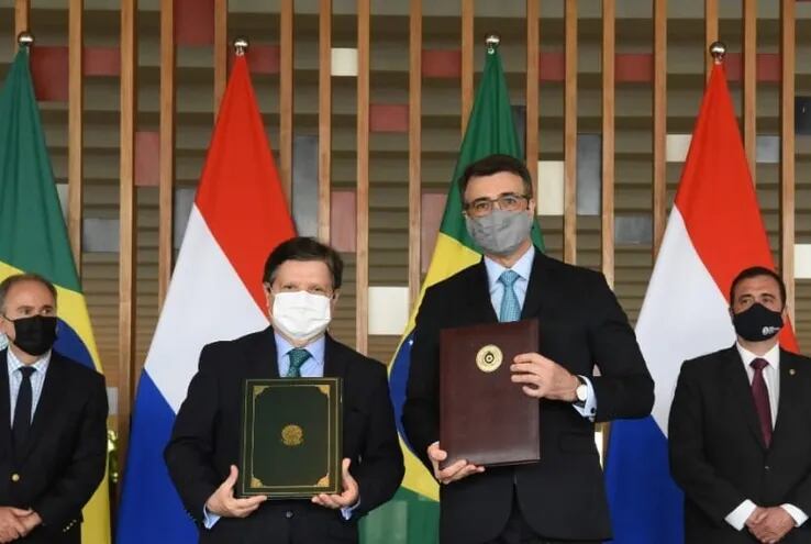 Los cancilleres de Paraguay y Brasil, Euclides Acevedo y Carlos França, respectivamente, muestran los acuerdos rubricados en Brasilia para crear la Comisión Binacional de Cuentas.