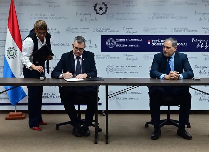Ayer, el ministro de Educación, Nicolás Zárate, firmó un acuerdo con seis gremios docentes sobre el presupuesto 2023 para educación. Sinadi y Otep-A cuestionan el trato.