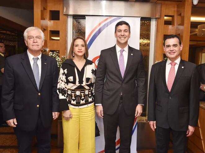 Carlos Jorge Biedermann, presidente de la Asociación del Cuerpo Consular del Paraguay; Lea Giménez, el presidente electo de la República del Paraguay, Santiago Peña y Rubén Ramírez.