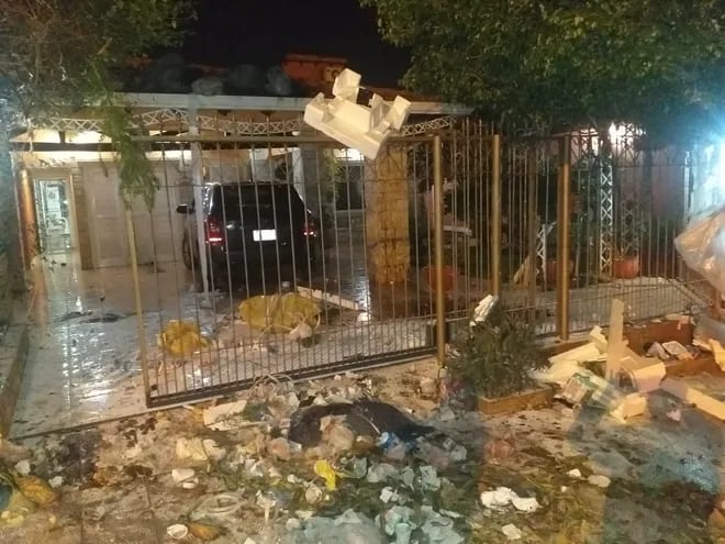 Todo tipo de basura, además de huevos, piedras y petardos lanzaron contra la vivienda de Nidia Silvero de Prieto.
