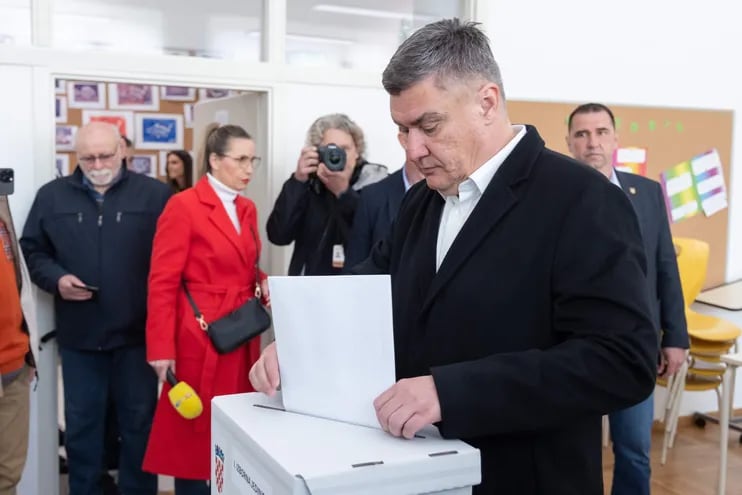 El presidente croata Zoran Milanovic emite su voto durante las elecciones parlamentarias en Zagreb, Croacia.