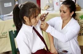 una-nina-de-la-escuela-san-miguel-recibe-la-dosis-de-la-vacuna-que-la-protegera-contra-el-cancer-de-cuello-uterino--203100000000-527692.jpg