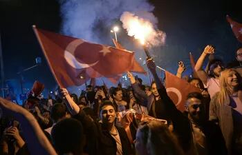 Seguidores del partido opositor CHP (socialdemócrata) celebran la aplastante victoria sobre el oficialismo en las elecciones municipales de ayer.
