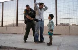 Un hombre latino es registrado por un agente de Aduanas en la ciudad fronteriza de El Paso, Texas (EE.UU.).