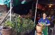 Doña Nilza Ruíz Díaz vende remedios yuyos en la esquina de Mayor Fleitas con Pettirossi, en el Mercado 4.