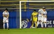 Los jugadores del 2 de Mayo lamentan un gol del Sportivo Trinidense por el torneo Apertura 2024 del fútbol paraguayo en el estadio Martín Torres, en Asunción.