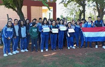 Estudiantes del Centro Educativo Departamental Municipal Dr. Celso Pedrozo, que se encuentra ubicado en Potrero Guazú de la ciudad de Itauguá piden la contratación de docentes para dar clases.