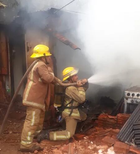 Incendio de una vivienda ubicada en Pedro Juan Caballero. Fue sofocado por los bomberos y se cree que se inició con una colilla de cigarrillo.