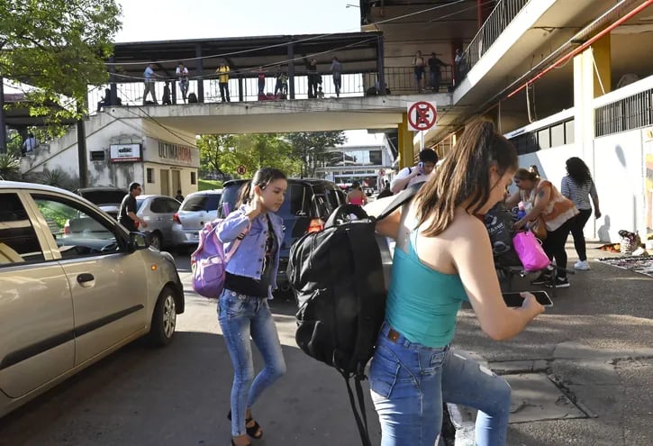 Gran cantidad de personas llegaron esta tarde a la Estación de Buses de Asunción.