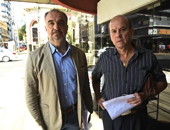 Jorge Miller Donna (d.), presidente del Colegio de Escribanos del Paraguay, junto al abogado Juan Claudio Gaona, en la Fiscalía de Delitos Económicos y Anticorrupción.