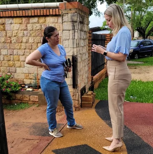 La capitana Belinda Cuevas (de jeans) conversa con la fiscal Belinda Bobadilla durante el allanamiento a su vivienda en el marco del operativo Dakovo contra el tráfico de armas.