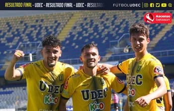 Gustavo Guerreño (centro) festejando con dos compañeros el triunfo de Universidad de Concepción.