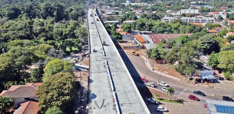 Vista del viaducto más largo que tendrá la capital del país en la zona del Botánico, que a esta altura debía estar habilitado.