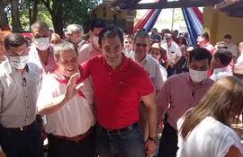 Momento en que Horacio Cartes (i) es recibido con un abrazo por parte del senador Silvio "Beto" Ovelar (d).