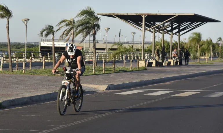 Un ciclista circula en la Costanera de Asunción tras pasar por unos de los puestos de control establecidos por la Policía en el lugar. La bicicleta es un medio de transporte.