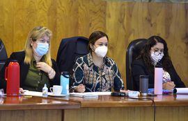 Las juezas Elsa García (i), Yolanda Portillo y Yolanda Morel integran el Tribunal de Sentencia que juzga la causa.