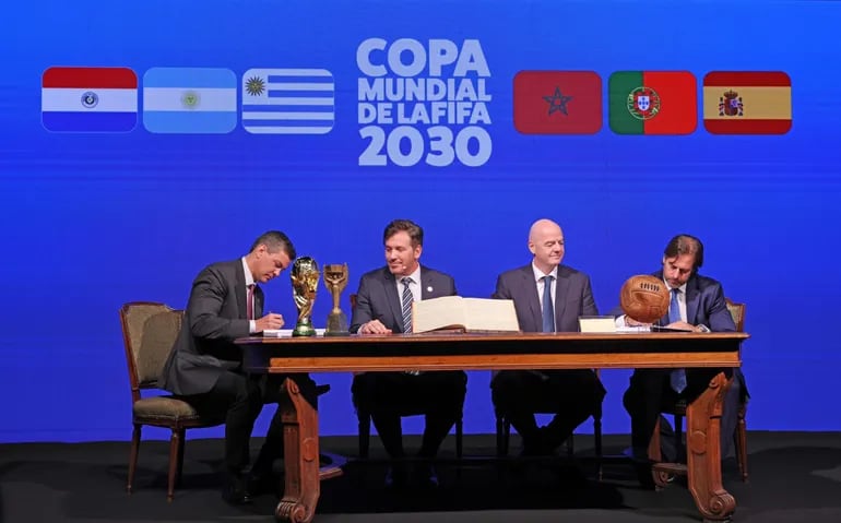 El presidente de la República, Santiago Peña, el presidente de la CONMEBOL, Alejandro Domínguez, el presidente de FIFA, Gianni Infantino, y el presidente de Uruguay, Luis Lacalle Pou.