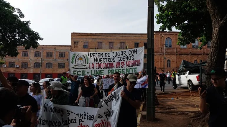 Estudiantes de la Universidad Nacional del Este (UNE) llegan al Congreso para sumarse a las manifestaciones a favor del Arancel Cero.