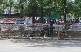 Exobreros de Itaipú se movilizan hoy una vez más para exigir la aprobación de una millonaria repartija en concepto de "indemnización".