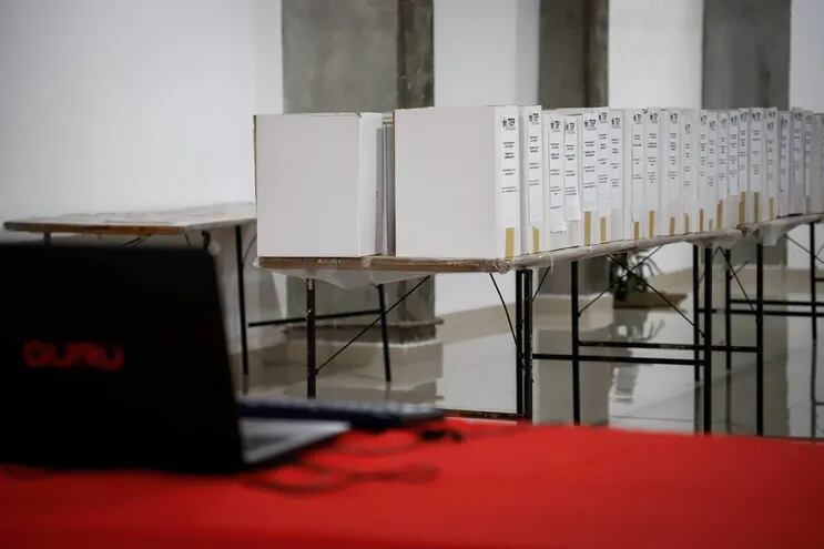 La compra de votos en las elecciones que se hacen en nuestro país — una cuestión frecuente y cultural — es difícil de probar para que sea un hecho castigado, dijo hoy Carlos María Ljubetic, director de Procesos Electorales del Tribunal Superior de Justicia Electoral (TSJE).