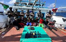 Marina india rescata a 19 tripulantes de navío secuestrado por piratas somalíes.
