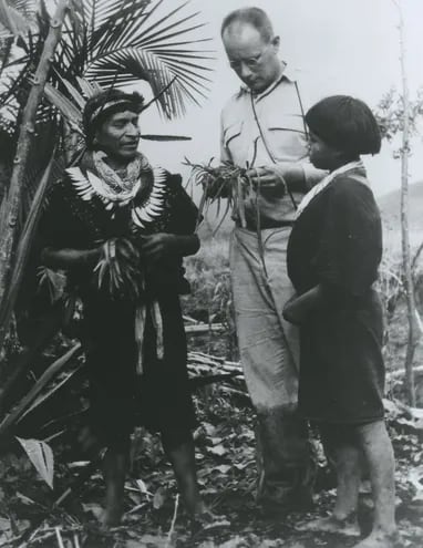 Richard Evans Schultes en la Amazonía en compañía de dos informantes, década de 1940