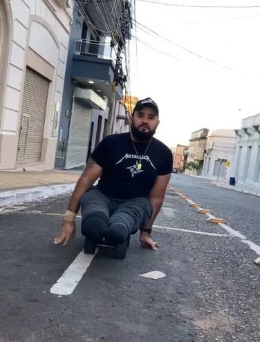 Édgar Daniel Gayoso Miskinich se desplaza en una patineta y, desde su perspectiva, la ciudad no dispone de accesos y rampas amigables para sillas de ruedas y patinetas. Tampoco los no videntes son tenidos en cuenta.