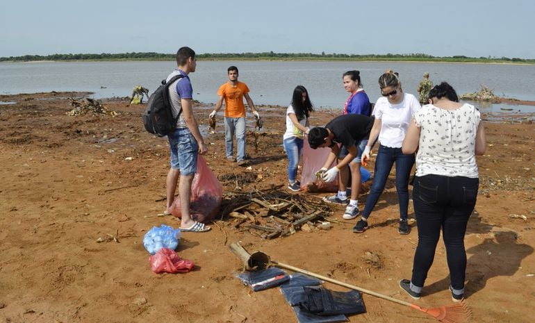 Troncos y restos de electrodomésticos fueron retirados de la playa ubicada en el barrio Pueblo de San Antonio.