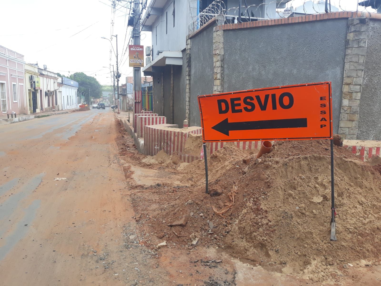 Los restos de materiales utilizados en la calle Saturio Ríos obstaculizan el paso de los automovilistas y transeúntes.
