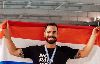 Renato Prono (30 años de edad), es un destacado nadador paraguayo que ganó la medalla de oro en el Campeonato Argentino.