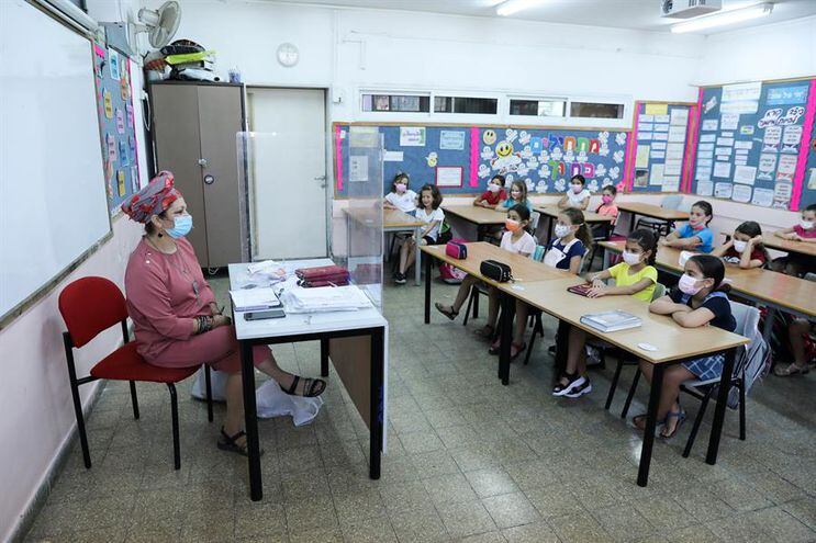 Israel comienza el curso escolar tras registrar un récord de casos diarios
